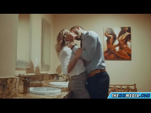 ❤️ Kui rinnakas blondiin võrgutab sind avalikus tualettruumis ❤️❌ Seks at us et.redporn-tv.ru